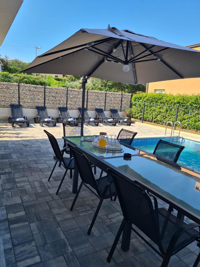 Moderna casa di nuova costruzione con 2 appartamenti e piscina, zona Parenzo