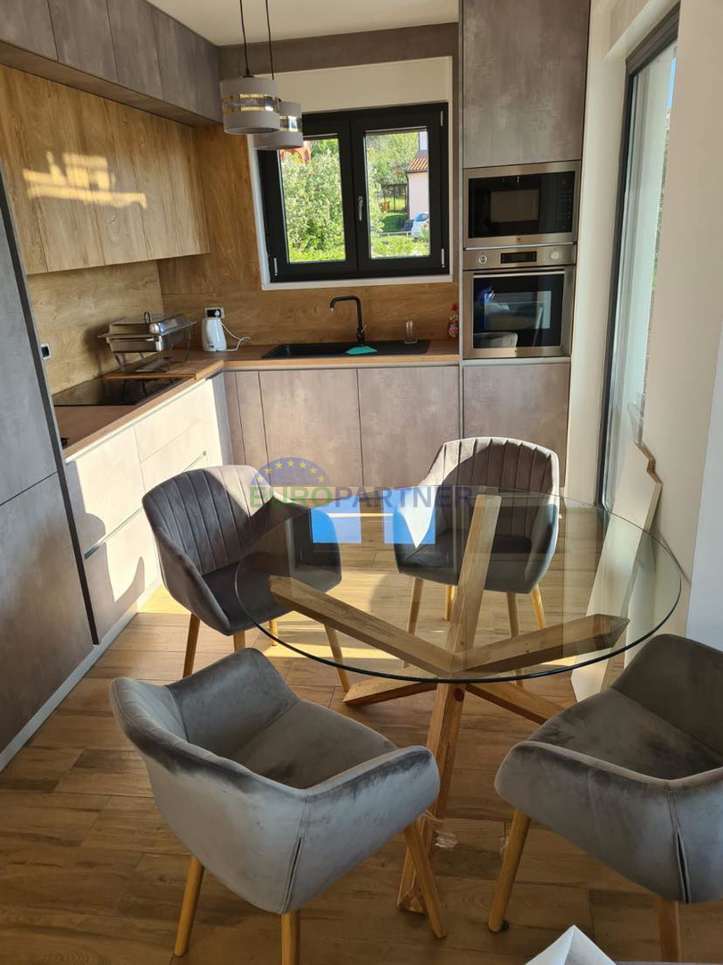 Moderna casa di nuova costruzione con 2 appartamenti e piscina, zona Parenzo