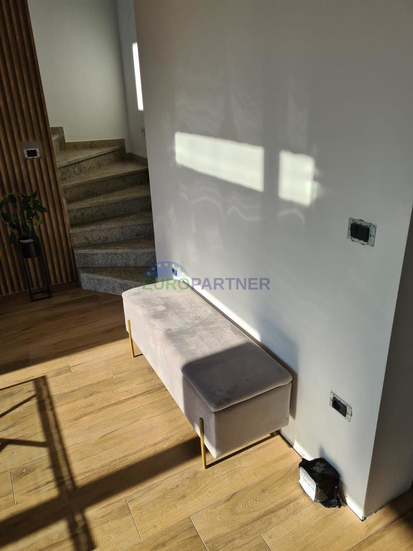 Moderna casa di nuova costruzione con 2 appartamenti e piscina, zona Parenzo