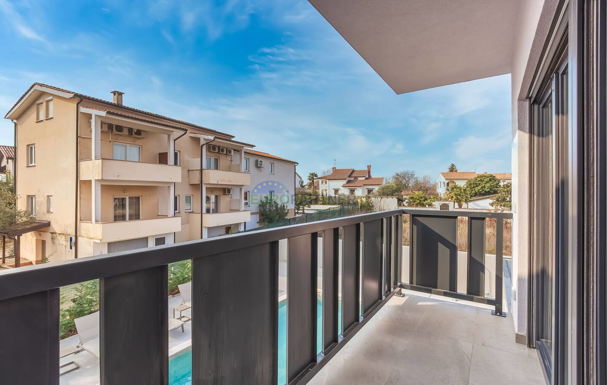 Villa moderna a 800 metri dal mare a Parenzo
