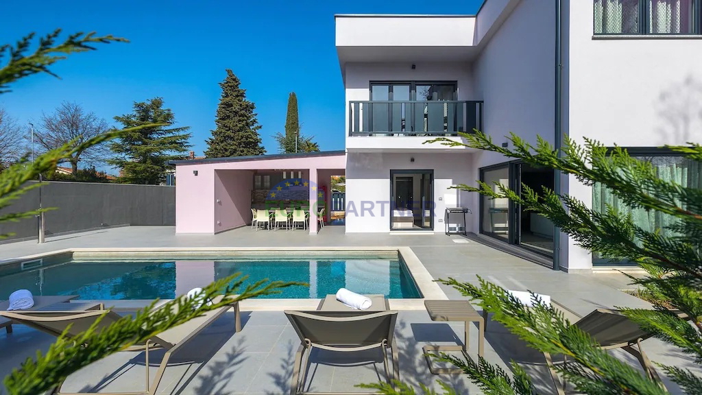 Villa moderna a 800 metri dal mare a Parenzo