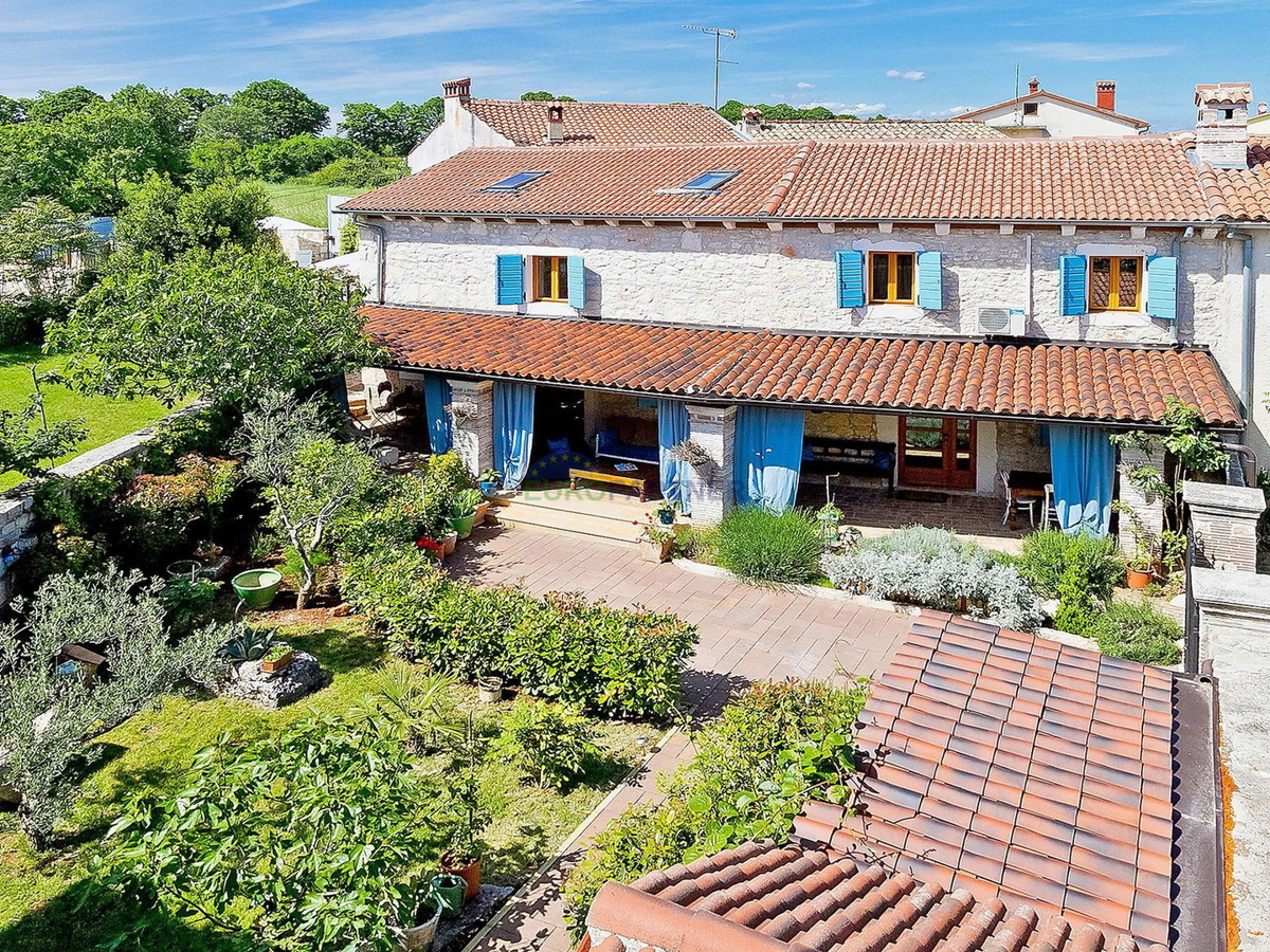 Unica sul mercato: una bellissima villa in pietra con piscina, Marčana