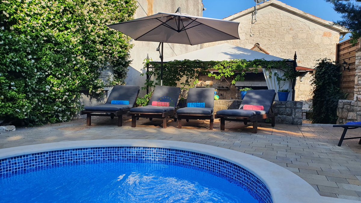 Unica sul mercato: una bellissima villa in pietra con piscina, Marčana