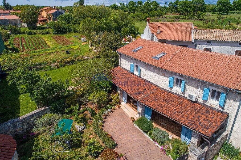 Unica sul mercato: una bellissima villa in pietra con piscina, Marčana