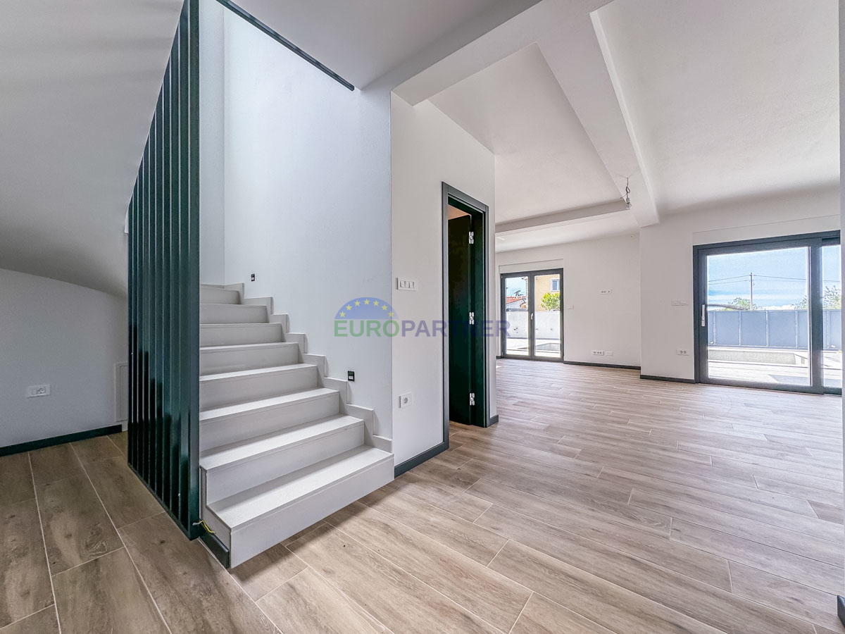 Parenzo 5 km, nuova villa con piscina, design moderno