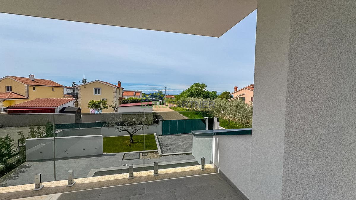 Parenzo 5 km, nuova villa con piscina, design moderno