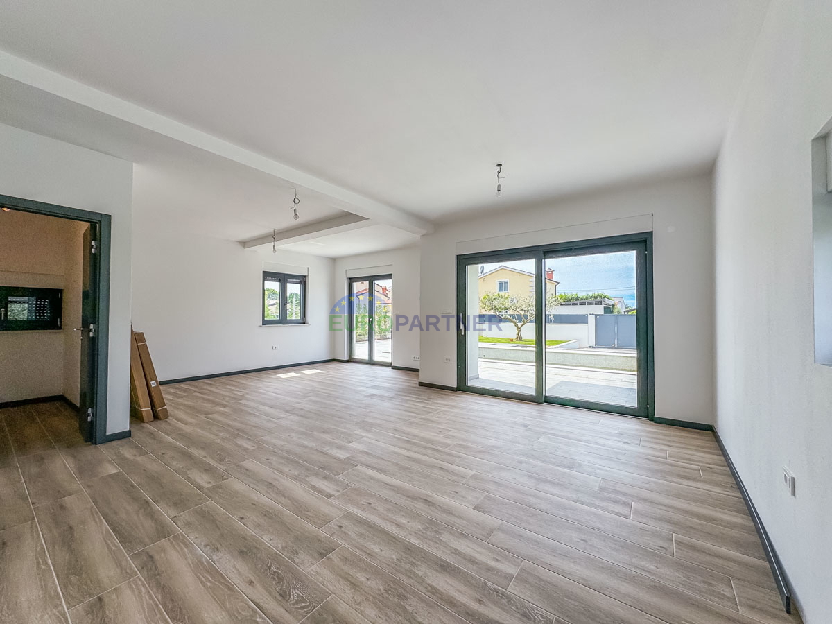 Parenzo 5 km, nuova villa con piscina, design moderno