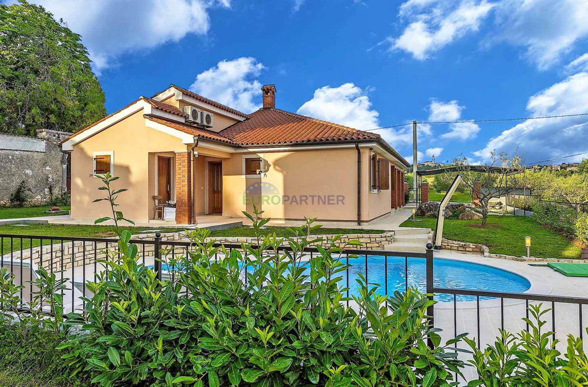 Bella casa a un piano con piscina, vicino a Parenzo, in Istria