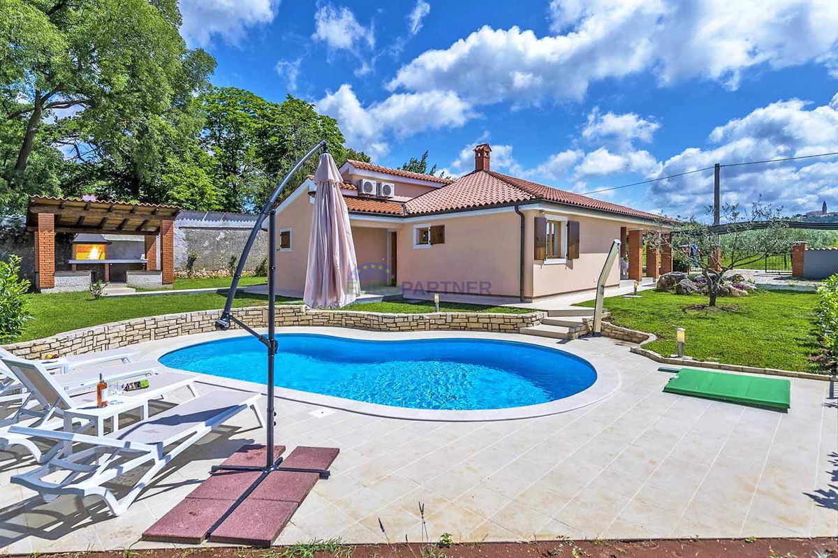 Bella casa a un piano con piscina, vicino a Parenzo, in Istria