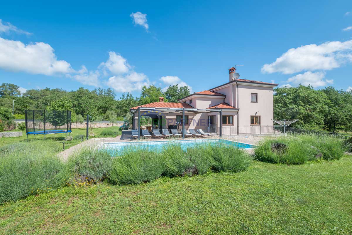 Istria, Rovigno, bella casa con piscina e ampio giardino