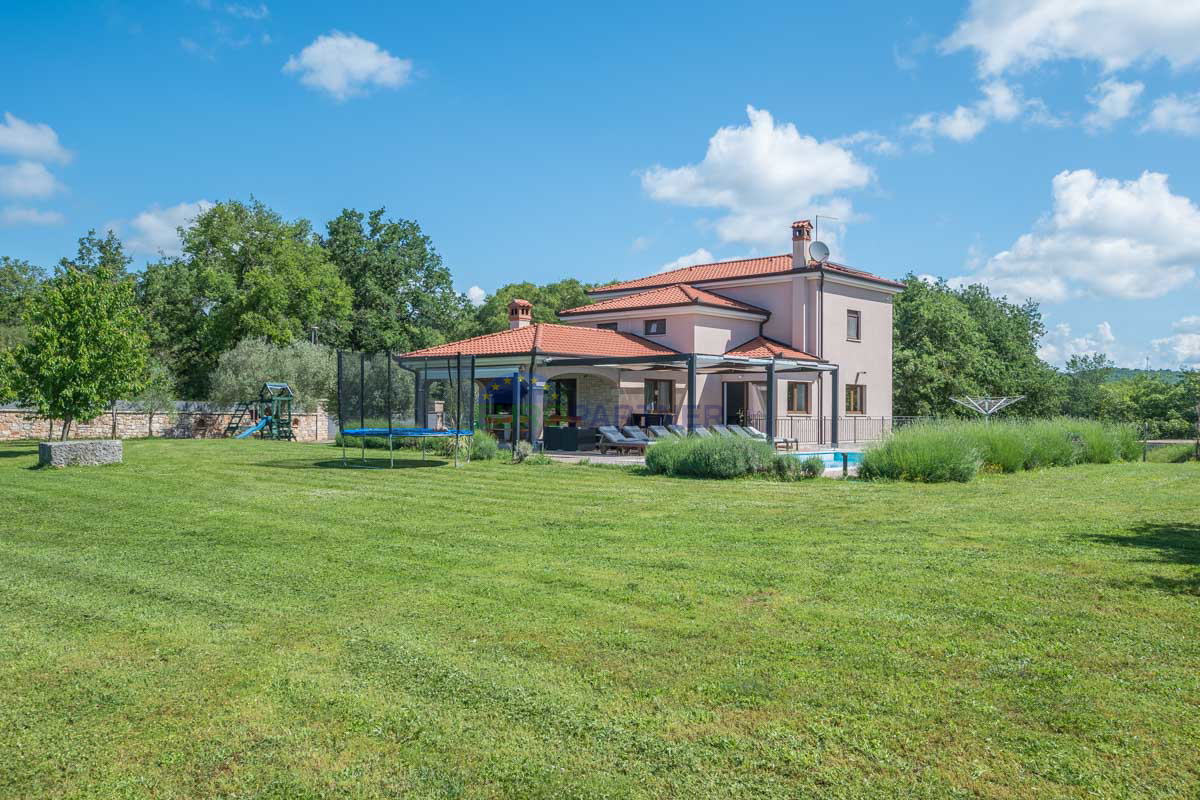 Istria, Rovigno, bella casa con piscina e ampio giardino