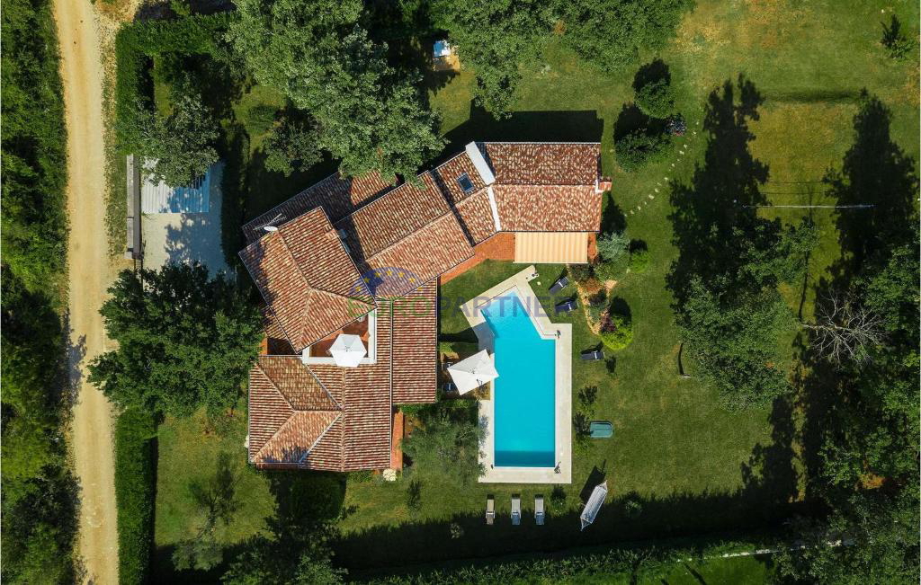 Villa con un bellissimo e ampio giardino ai margini della natura, Parenzo, dintorni