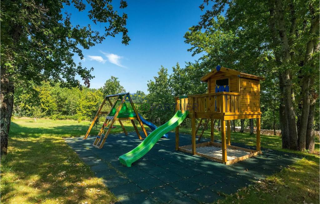 Villa con un bellissimo e ampio giardino ai margini della natura, Parenzo, dintorni