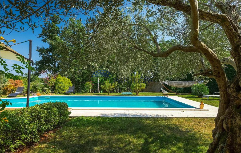 Villa con un bellissimo e ampio giardino ai margini della natura, Parenzo, dintorni