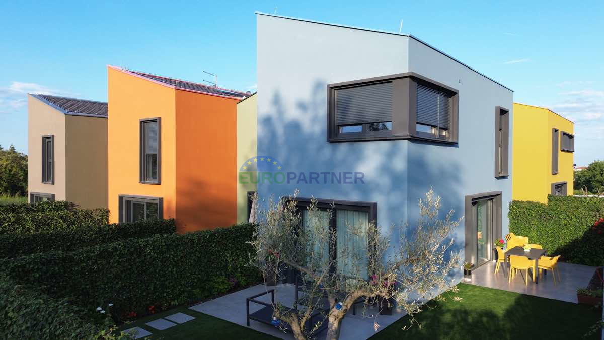 Istria, Parenzo, bellissima casa ultima di fila vicino al mare e alla città