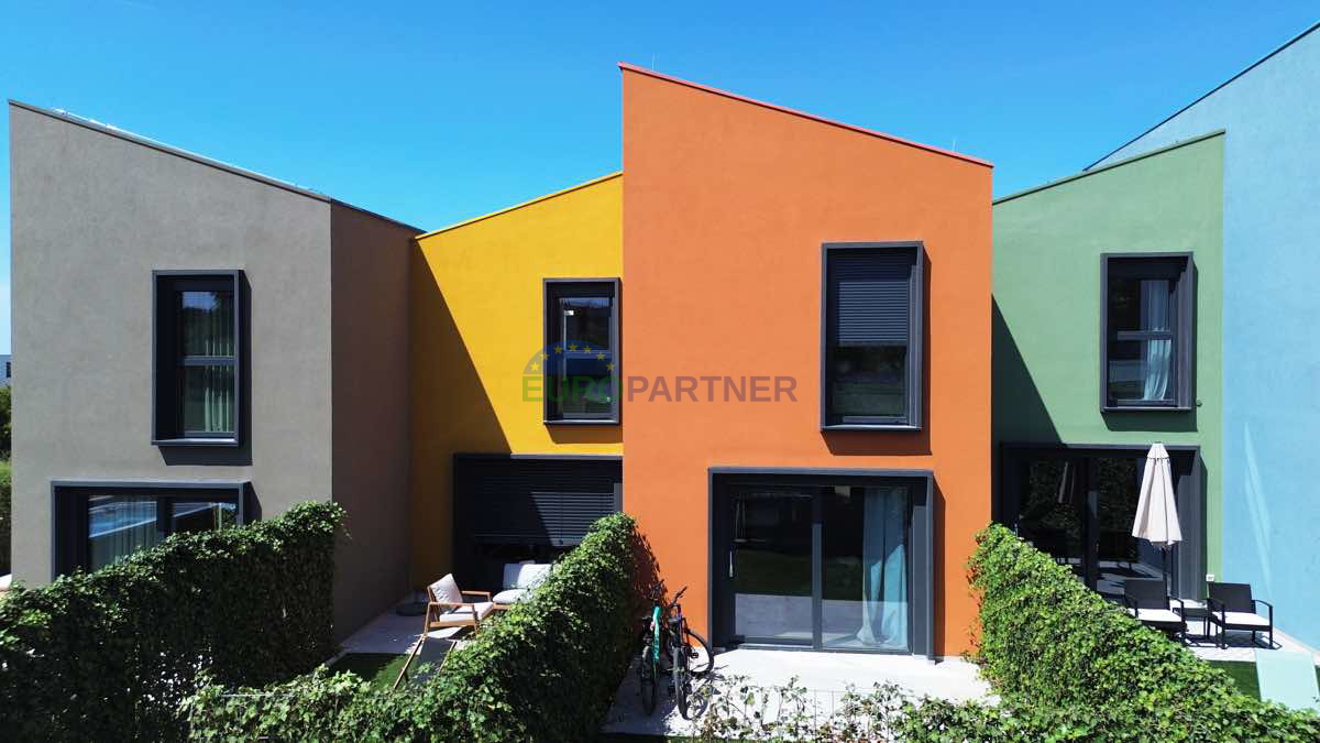 Istria, Parenzo, bellissima casa ultima di fila vicino al mare e alla città