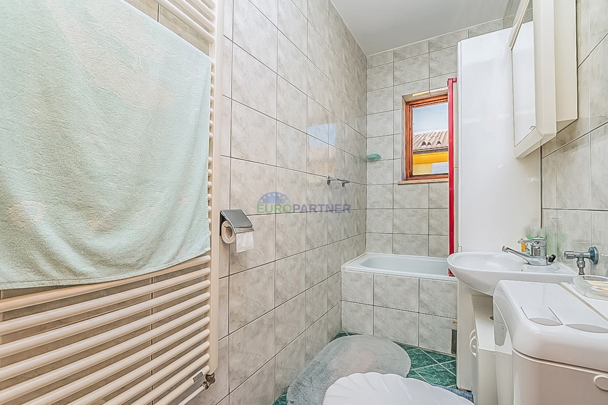 Novigrad, Casa indipendente con tre appartamenti