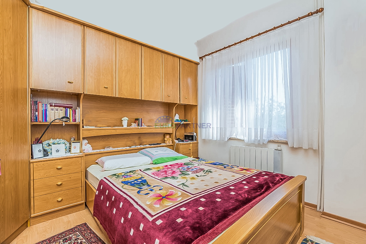 Novigrad, Casa indipendente con tre appartamenti