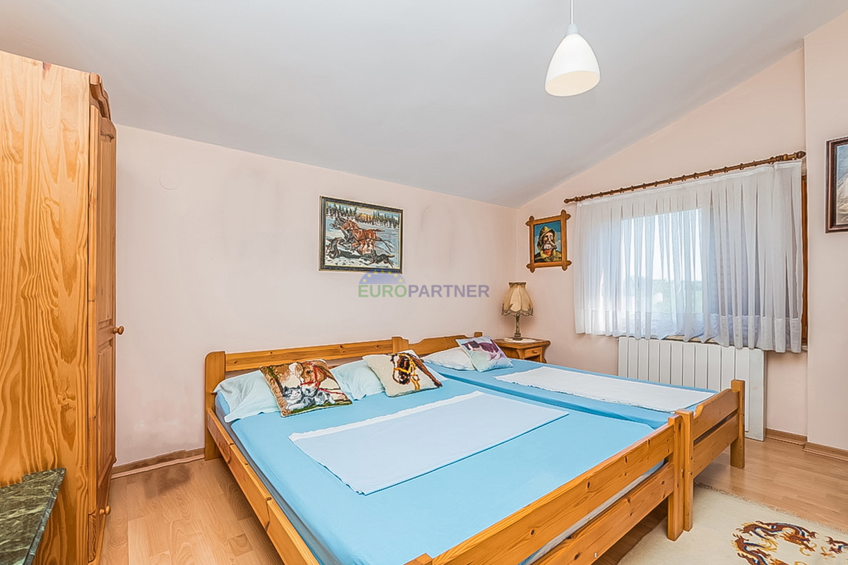 Novigrad, Casa indipendente con tre appartamenti