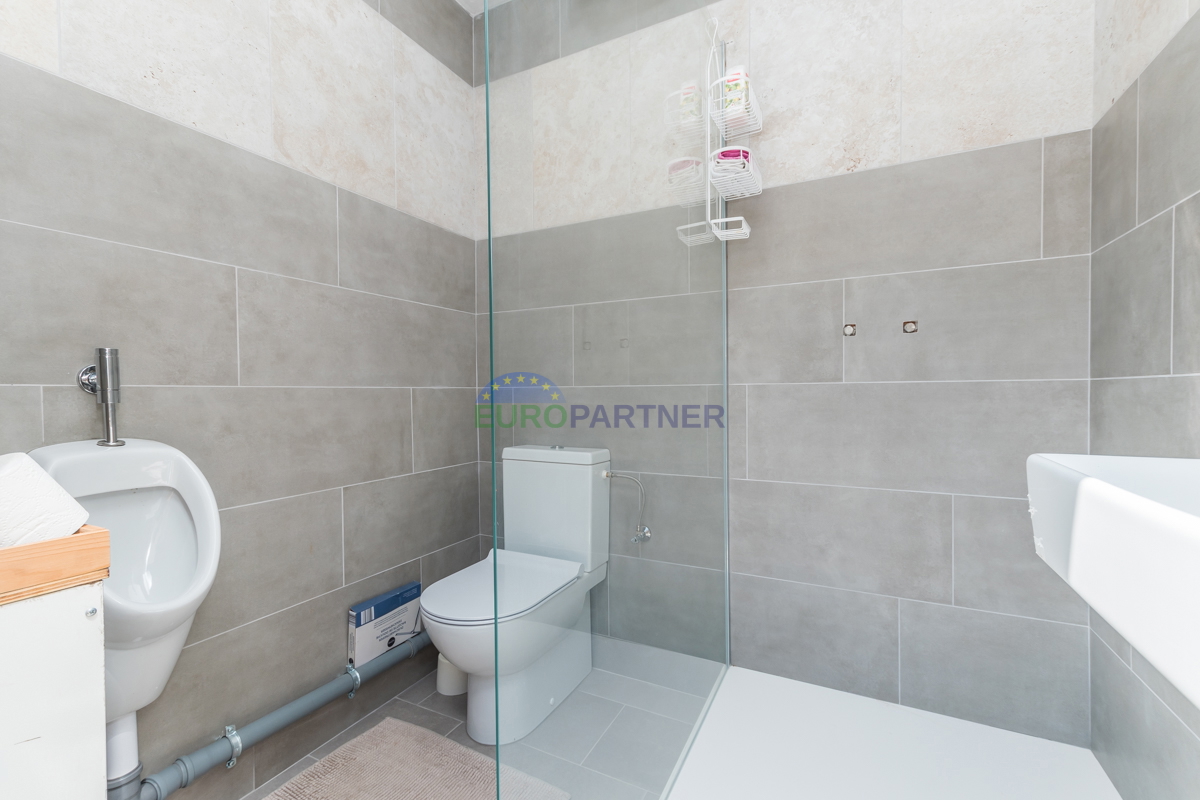 Novigrad, Casa indipendente con tre appartamenti