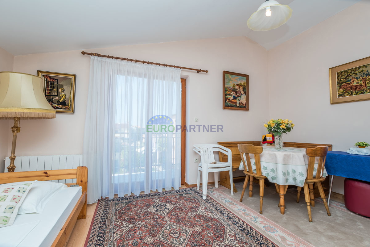 Novigrad, Casa indipendente con tre appartamenti