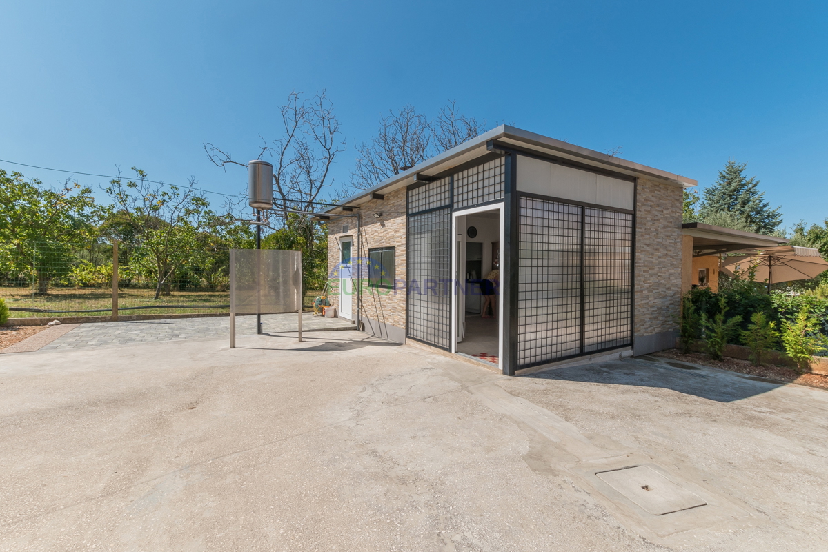 Novigrad, Casa indipendente con tre appartamenti