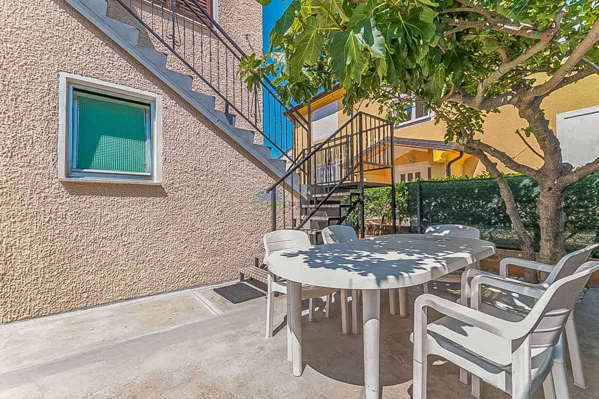 Novigrad, Casa indipendente con tre appartamenti