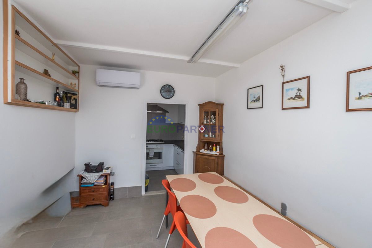 Novigrad, Casa indipendente con tre appartamenti