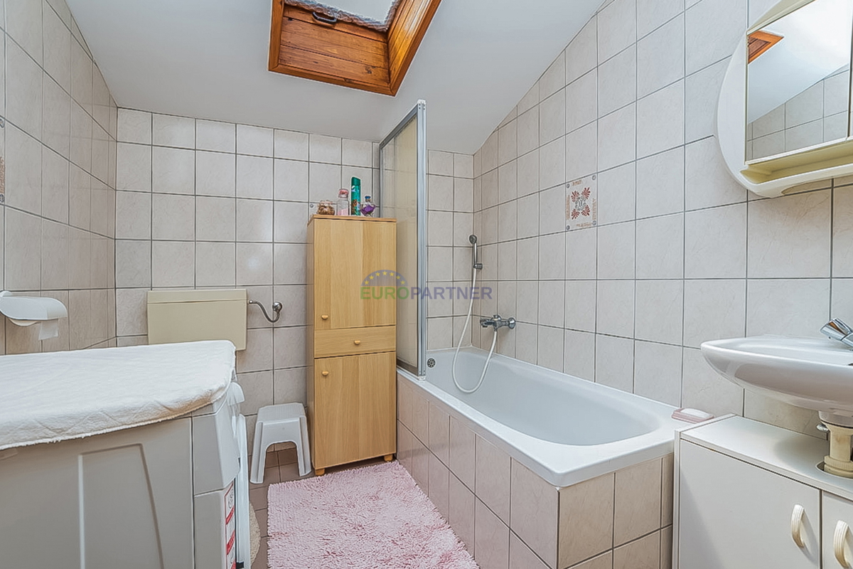 Novigrad, Casa indipendente con tre appartamenti