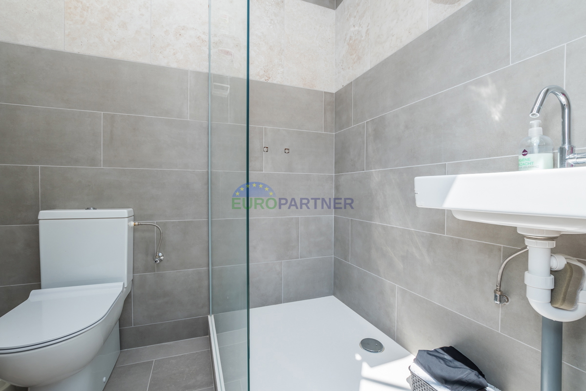 Novigrad, Casa indipendente con tre appartamenti