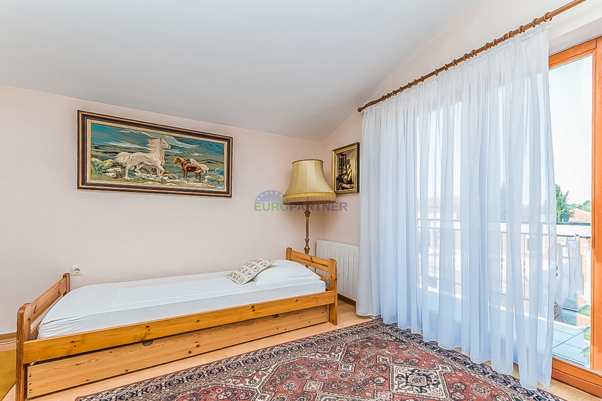 Novigrad, Casa indipendente con tre appartamenti