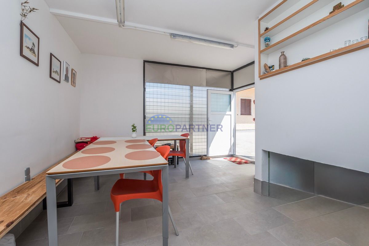 Novigrad, Casa indipendente con tre appartamenti