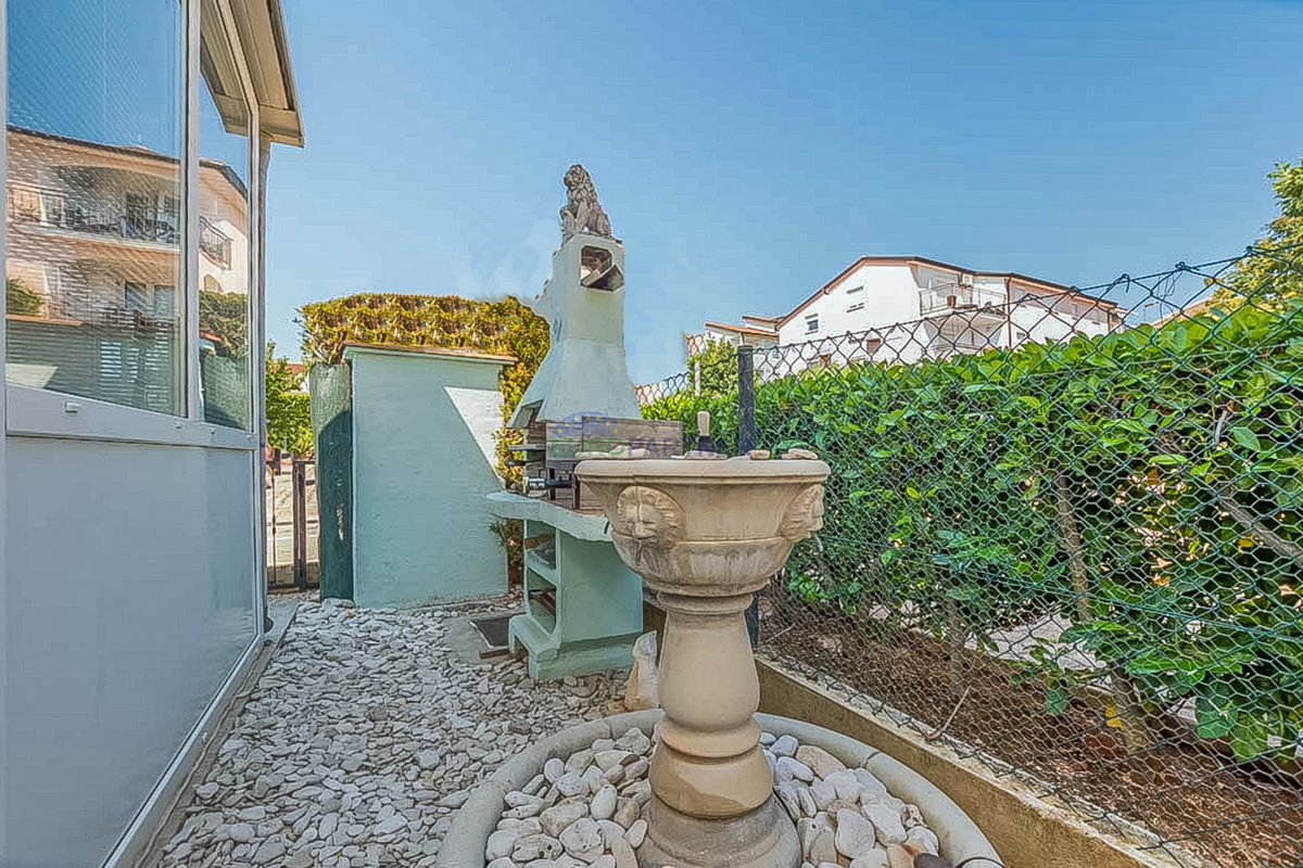 Novigrad, Casa indipendente con tre appartamenti