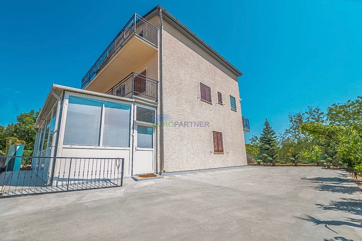 Novigrad, Casa indipendente con tre appartamenti