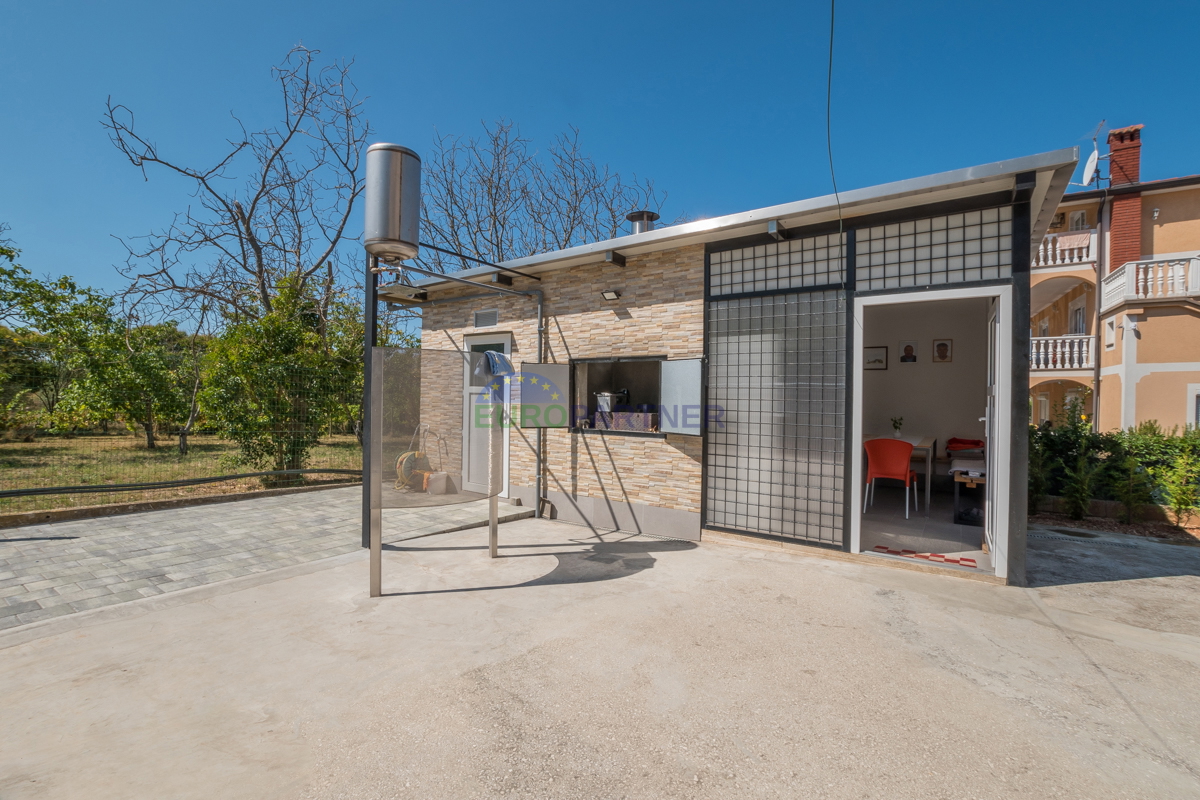 Novigrad, Casa indipendente con tre appartamenti