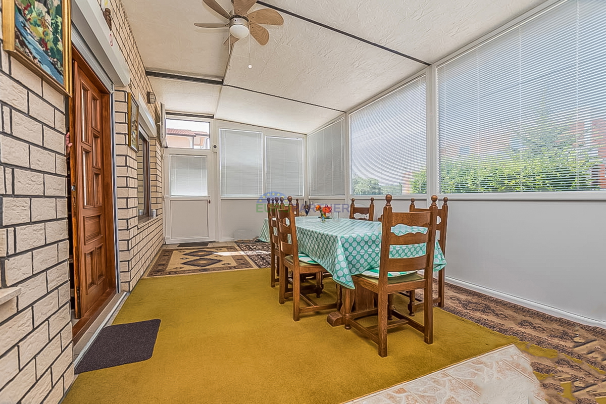 Novigrad, Casa indipendente con tre appartamenti