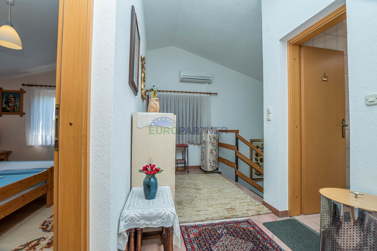 Novigrad, Casa indipendente con tre appartamenti