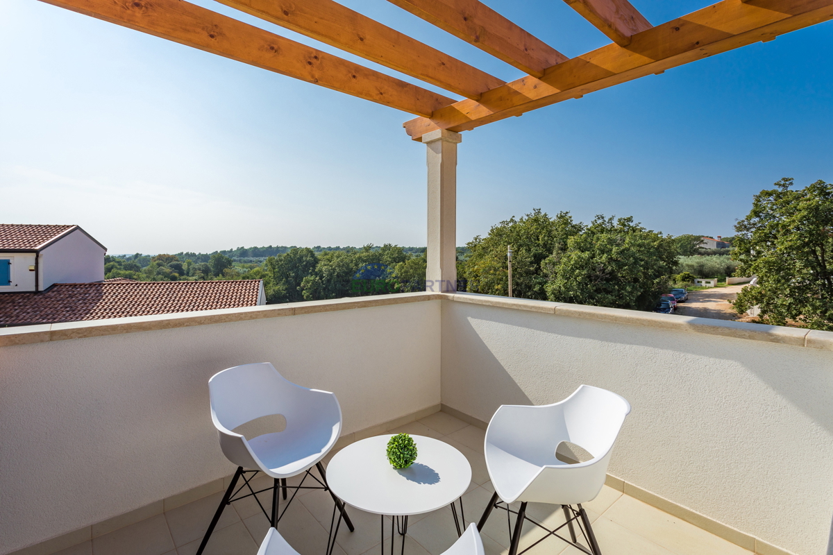 In vendita - una casa lussuosa e moderna con piscina vicino al mare