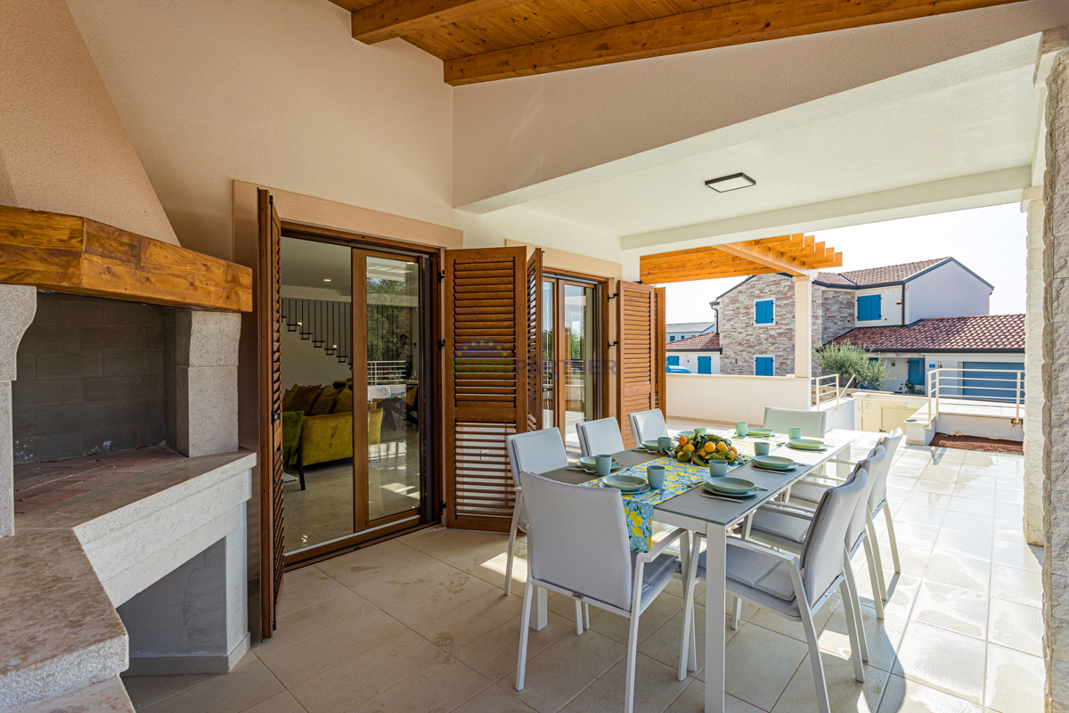 In vendita - una casa lussuosa e moderna con piscina vicino al mare