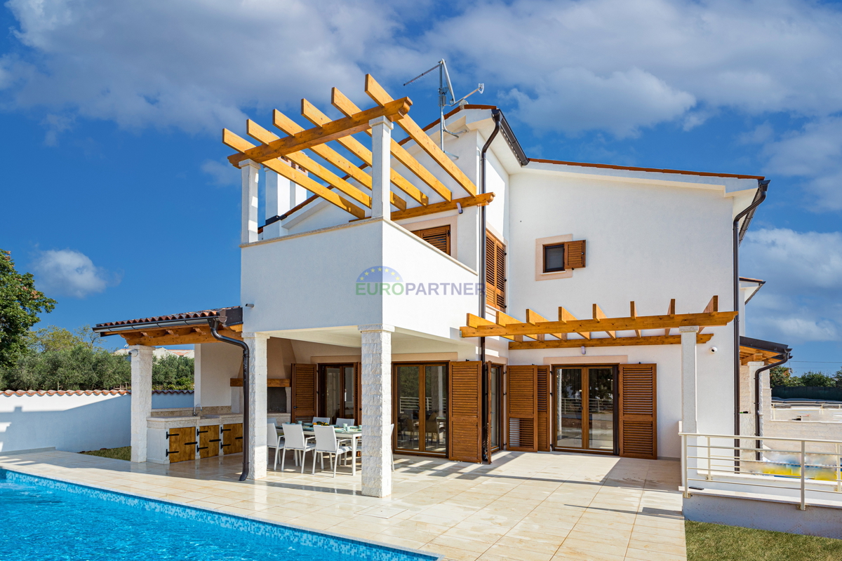 In vendita - una casa lussuosa e moderna con piscina vicino al mare