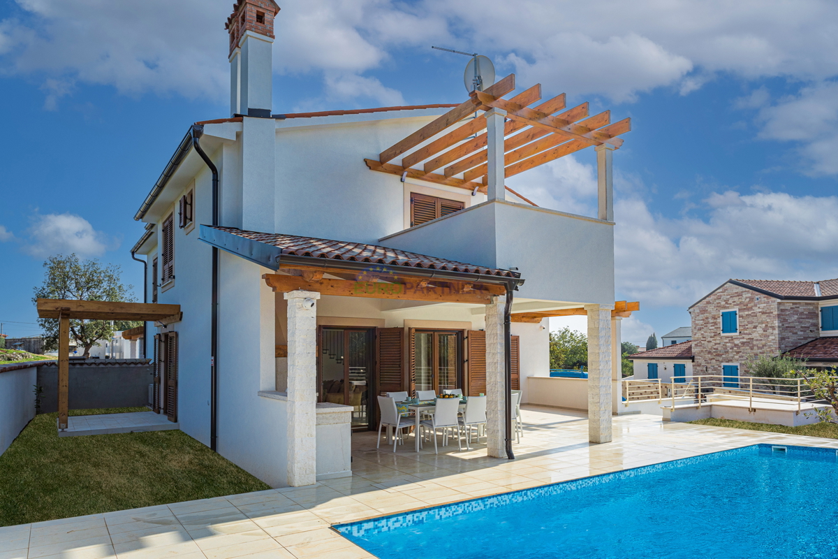 In vendita - una casa lussuosa e moderna con piscina vicino al mare