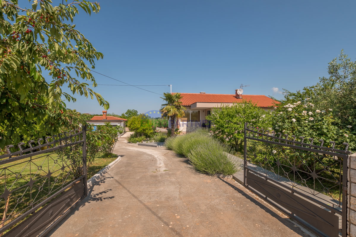 Casa familiare con piscina e ampio giardino, vicino a Poreč.