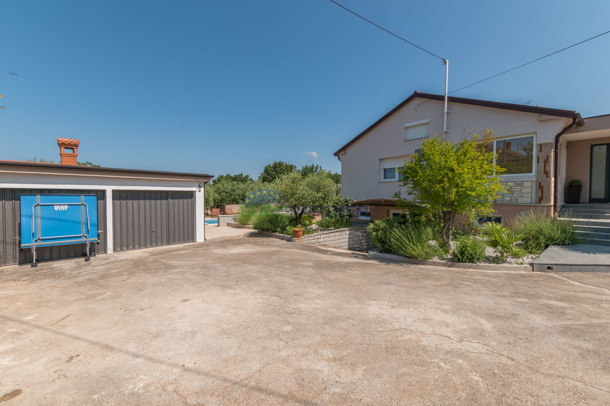 Casa familiare con piscina e ampio giardino, vicino a Poreč.
