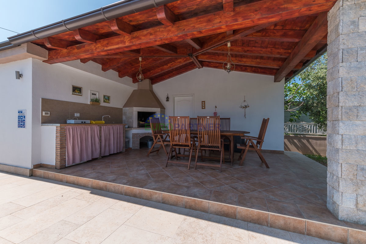 Casa familiare con piscina e ampio giardino, vicino a Poreč.
