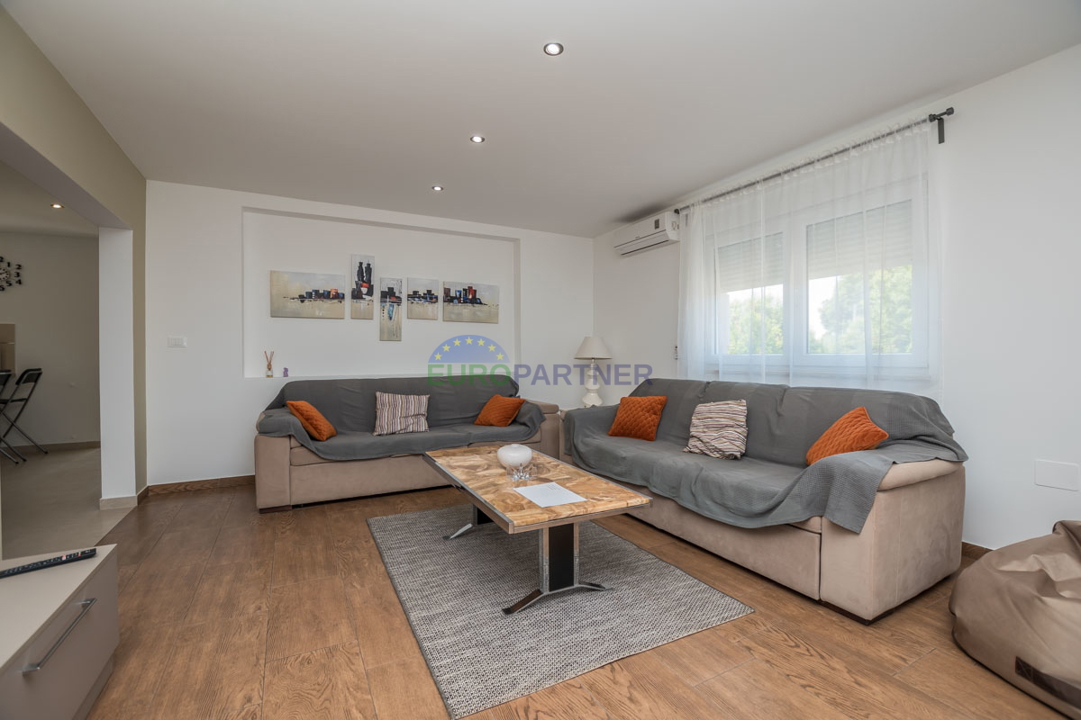 Casa familiare con piscina e ampio giardino, vicino a Poreč.