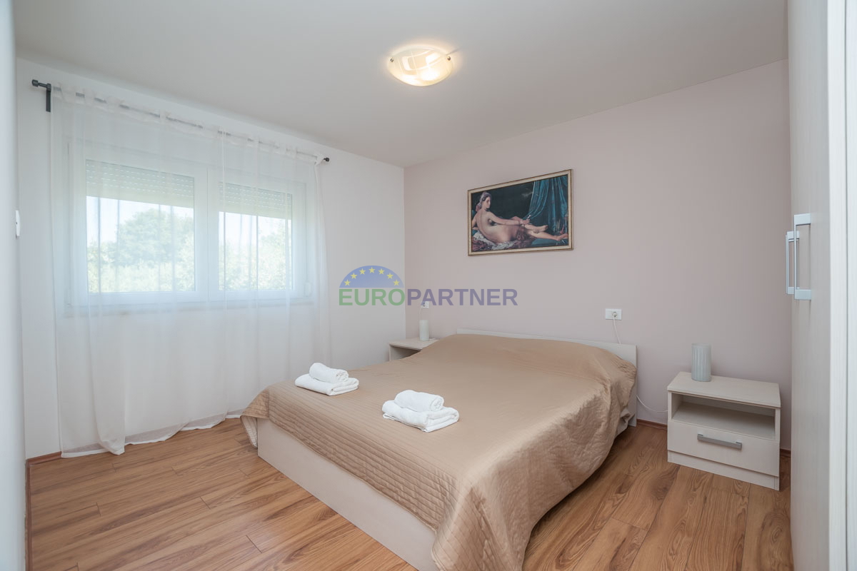 Casa familiare con piscina e ampio giardino, vicino a Poreč.