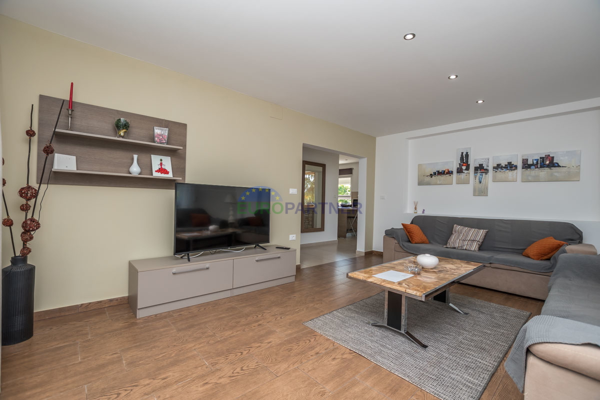 Casa familiare con piscina e ampio giardino, vicino a Poreč.