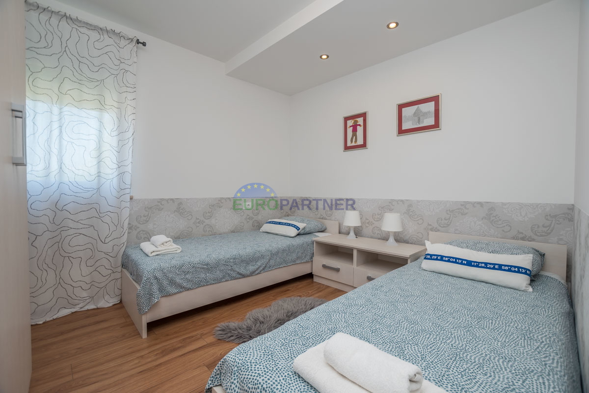 Casa familiare con piscina e ampio giardino, vicino a Poreč.