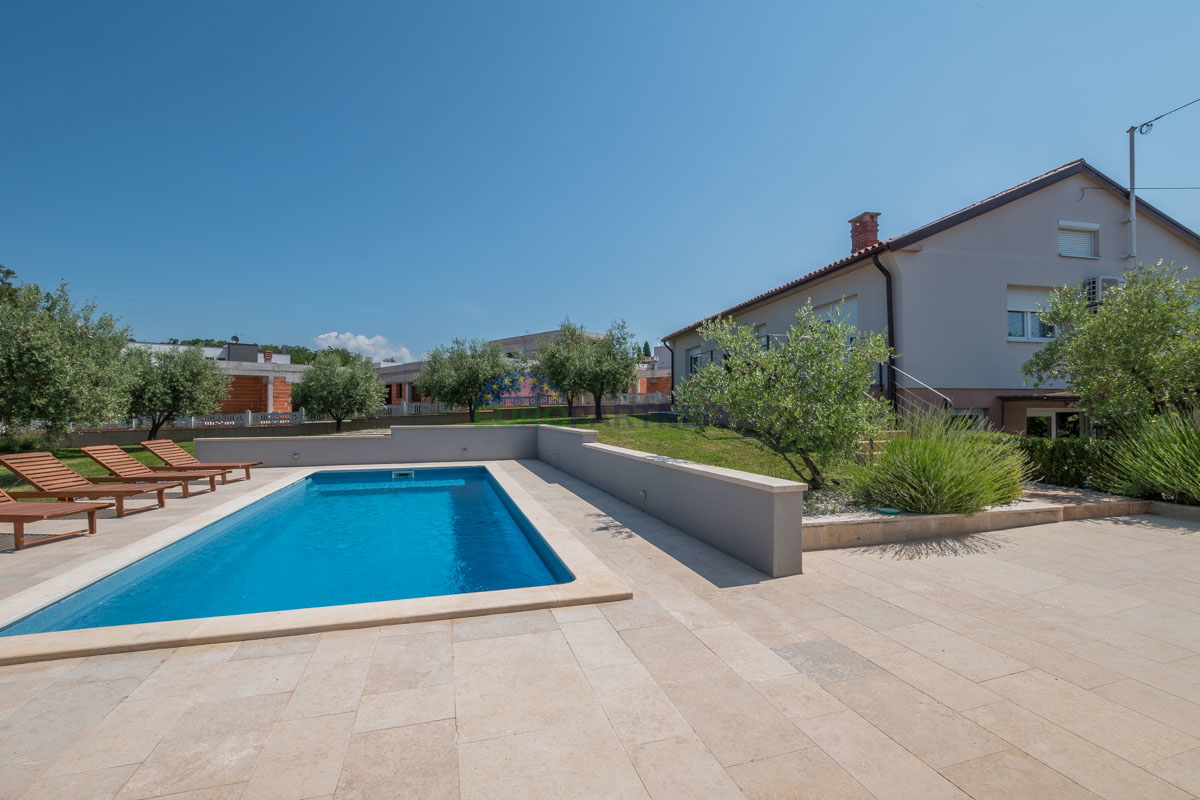 Casa familiare con piscina e ampio giardino, vicino a Poreč.