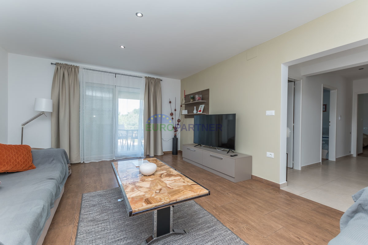 Casa familiare con piscina e ampio giardino, vicino a Poreč.